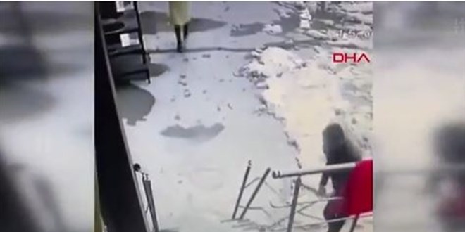 Kimseye aldırış etmedi merdiven korkuluklarını çaldı