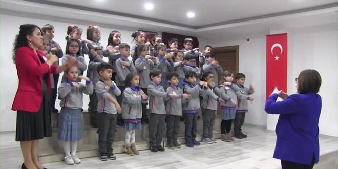 İlkokul birinci sınıf öğrencileri İstiklal Marşı'nı işaret diliyle okudu