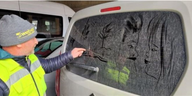 Trabzon'da temizlik görevlisi, tozlu araç camlarını tabloya dönüştürüyor