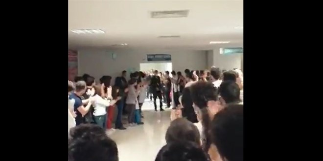Hastane çıkışı sağlıkçılardan uzman çavuşa 'alkışlı' protesto
