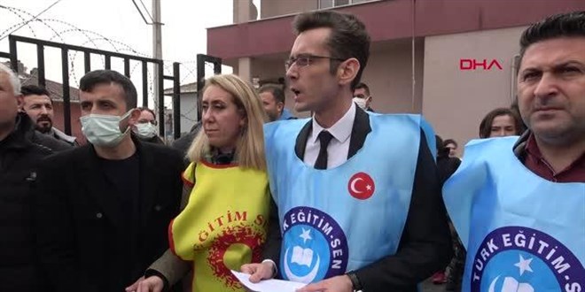 Öğrencilerin önünde öğretmeni darp eden veliye suç duyusuru