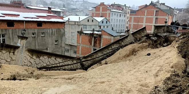Validen heyelan açıklaması: 48 daire tahliye edildi