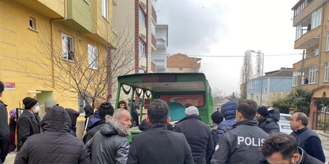 Babasını öldürdü, başında bekleyip polise teslim oldu