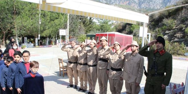 Alanya'da ��retmenler �anakkale Sava�� d�neminin asker k�yafetleriyle ders verdi