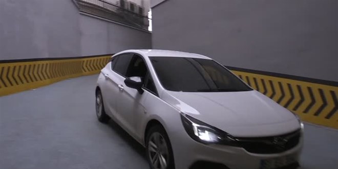 'Otomatik vale sistemli' otopark�, ara�lar� el de�meden park ediyor