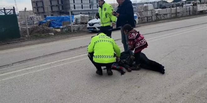 Kazada yaralanan annesinin başından ayrılmayan çocuğu polis teselli etti