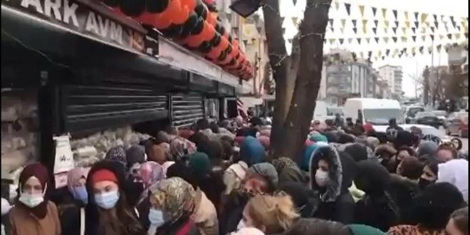 Mağaza açılışında indirim izdihamı