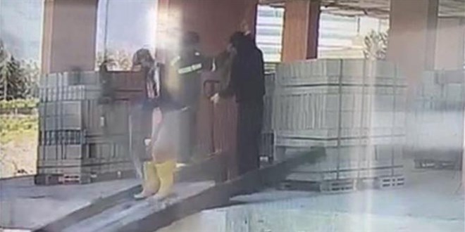 Dikkatsiz işçi, bastığı malzemeyle birlikte ikinci kattan düştü