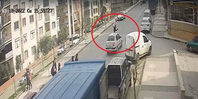 Otomobilin çarptığı çocuk metrelerce sürüklendi