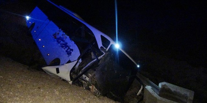 Adana'da yolcu otobüsü devrildi: 4'ü ağır 23 yaralı