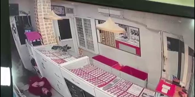 Ağrı'da kuyumcuya yönelik silahlı saldırı güvenlik kamerasına yansıdı