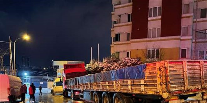Yokuştan inerken kayan tırın çarptığı minibüs, hasta bekleyen ambulansa çarptı