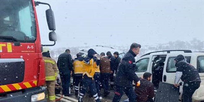 Mardin'de iki hafif ticari araç çarpıştı, 3 kişi öldü, 6 kişi yaralandı
