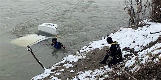 D�zce'de kontrolden ��kan otomobil Melen �ay�'na d��t�