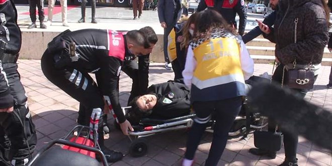 Dili boğazına kaçan kadın, polis ekiplerinin müdahalesiyle kurtuldu