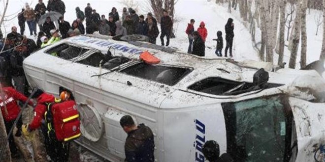 Van'da yolcu minibs devrildi, 14 kii yaraland