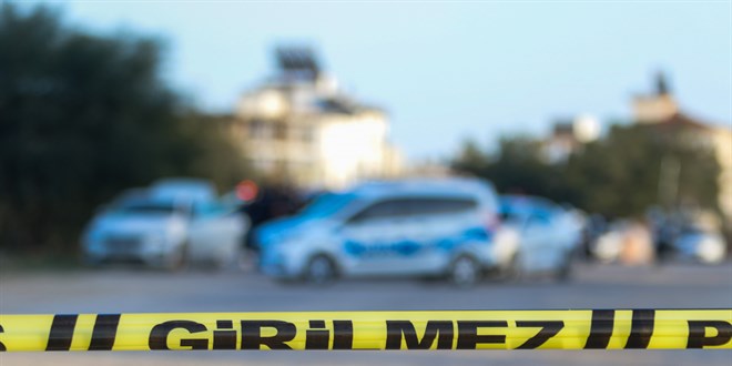 Antalya'da terk edilmi otomobilin bagajndan erkek cesedi kt