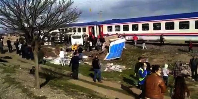 Kamyonet ve tren, hemzemin geçitte çarpıştı; 2 kişi yaralı, 41 küçükbaş öldü