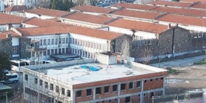 Buca Cezaevinin yıkım işini iki eski hükümlüsü yapıyor