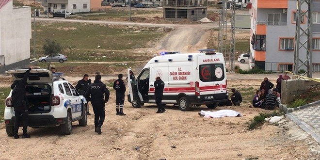 Eşini, kızının gözü önünde tüfekle başından vurup öldürdü