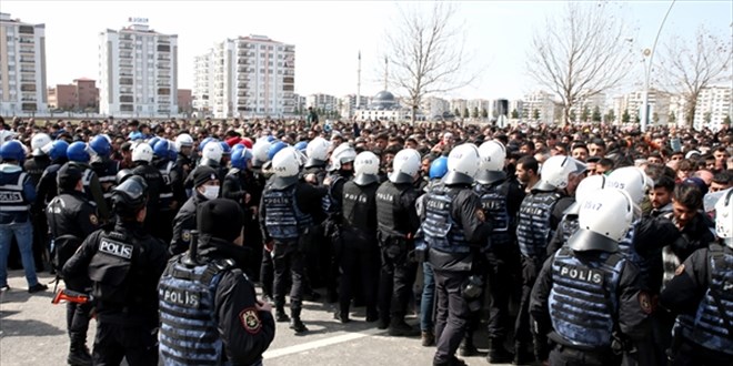 Nevruz etkinliklerinde polise saldıran 298 kişi gözaltına alındı