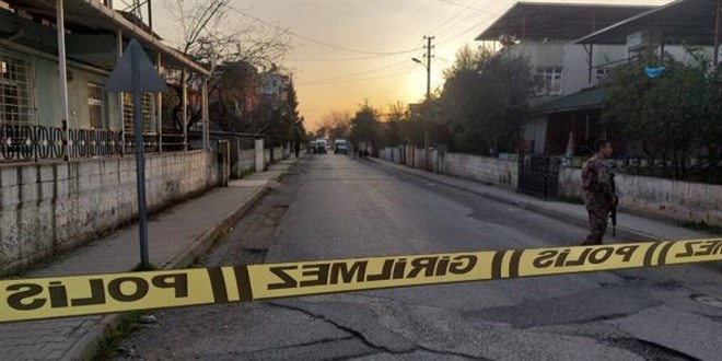 Polisten kaçan şüpheliler yola el bombası attı