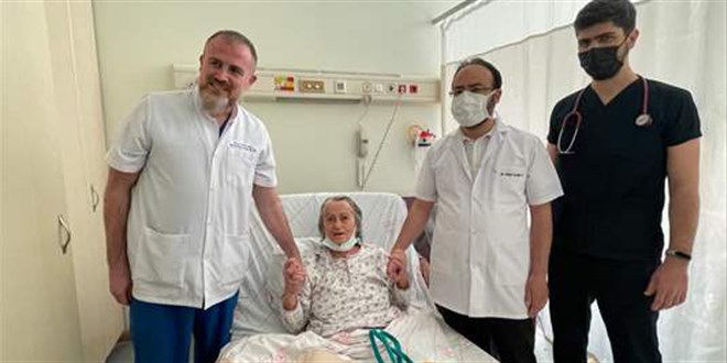 Aortu yırtılan emekli hemşire yapay damarla yaşama tutundu