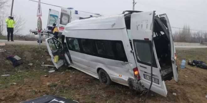 Amasya'da feci kaza! İşçileri taşıyan servis devrildi: 17 yaralı