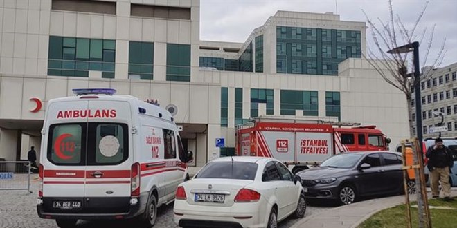 Hastane asans�r�nde mahsur kalanlar, duvara a��lan delikten ��kart�ld�