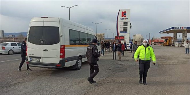 Servis minibüsünün çarptığı 2 öğrenci hastaneye kaldırıldı