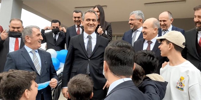 Öğrencilerden Bakan Özer'i gülümseten istek: Müzikten bırakıyorlar, sınıfta kalma olmasın