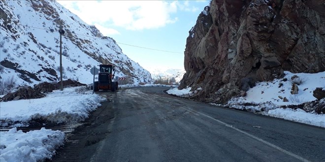 Heyelan nedeniyle ksmen kapanan Kars-Kazman kara yolu ulama ald