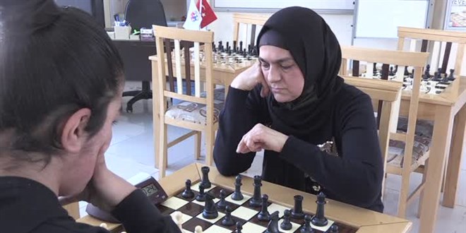 Dikkat eksikliğini yenmek için başladığı satrançta 47 madalya kazandı