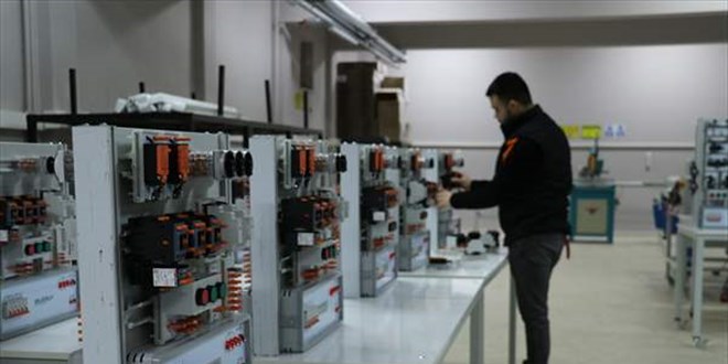 Meslek lisesinde üretilen elektrik elektronik deney seti Romanya'ya satılacak