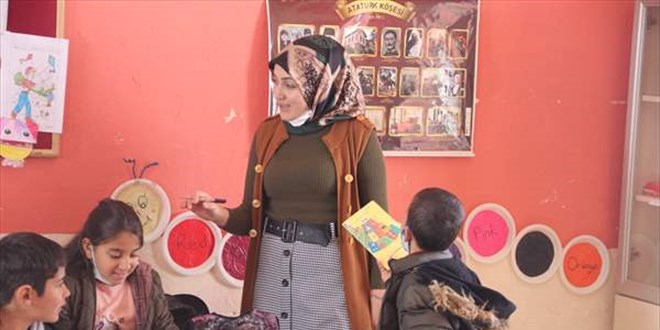 Sobayı yakıp okul yolunu kardan temizleyerek öğrencilerini karşılıyor