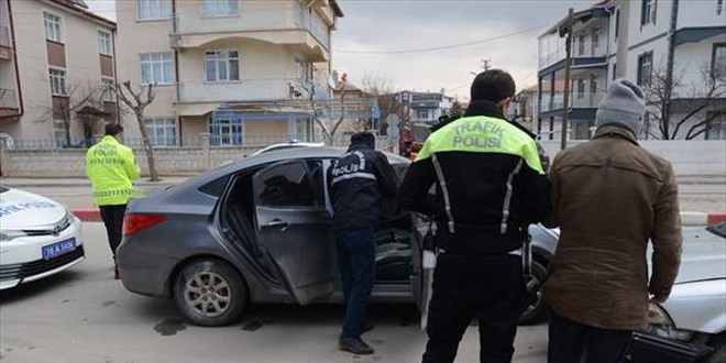 Polisin 'dur' ihtarına uymayan sürücü başka araca çarpıp kaçtı