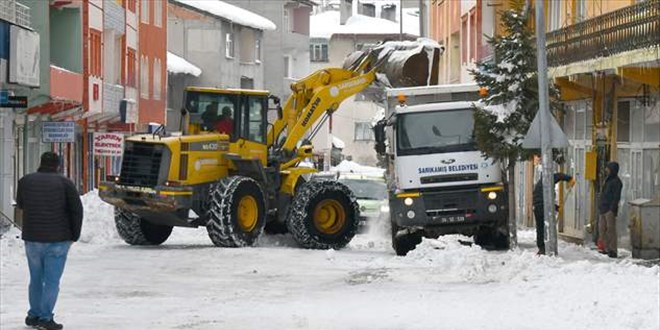 İlçe merkezinde erimeyen karlar, kamyonlarla ilçe dışına taşınıyor