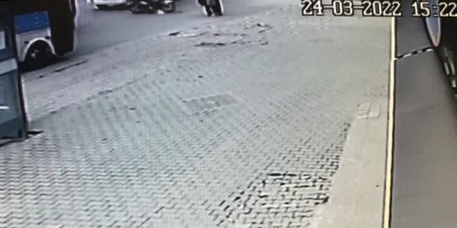 Sahipsiz köpeğin kadın ve çocuğu kovalaması güvenlik kamerasında