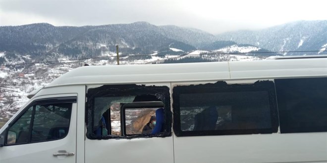 Köy minibüsünün üzerine kayalar düştü: 2 yaralı