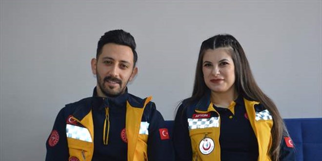 Okulda aynı sırayı paylaşan sağlıkçı çift, ambulansta da 'aşkla' görev yapıyor