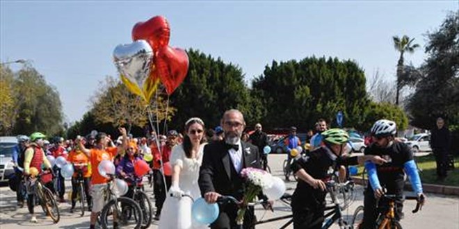 Adana'da evlenen ift, tutkunu olduklar bisikleti gelin arac yapt