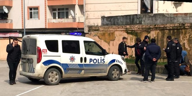 Okul bahçesindeki bıçaklı kavgada 3 kişi yaralandı
