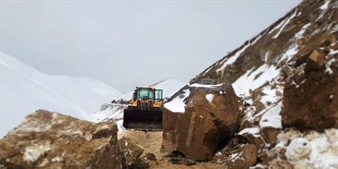 Hakkari'de dağdan kopan kaya parçaları köy yolunu kapattı