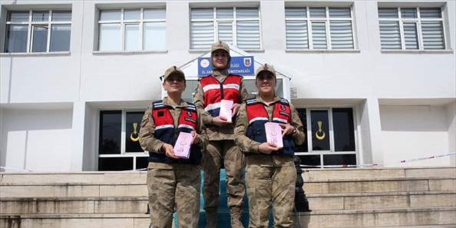 Kadın komutanlar karlı yolları aşarak köylerde KADES'i tanıtıyor