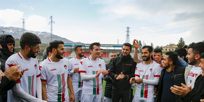 Oyuncuları kaymakam ve ilçe sakinlerinden oluşan futbol takımı şampiyonluğu kutladı