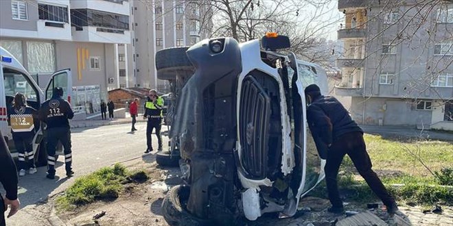 Samsun'da öğrenci servisi ile otomobil çarpıştı, 8'i öğrenci 12 kişi yaralandı