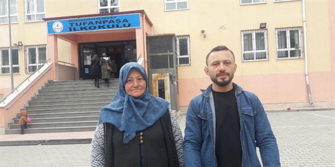 Yeni hayatının her yıl dönümünde çocukları sevindiriyor