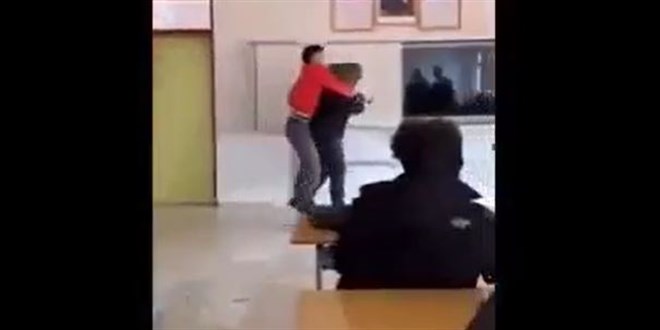 Sınıfta öğrenci, öğretmeninin başına poşet geçirdi!