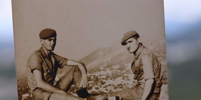 Kıbrıs gazisi iki arkadaş 48 yıl sonra aynı yerde poz verdi
