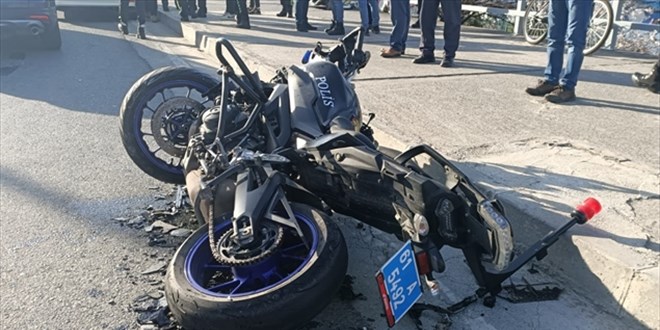 Trabzon'da motosikletli polis, kazada yaralandı